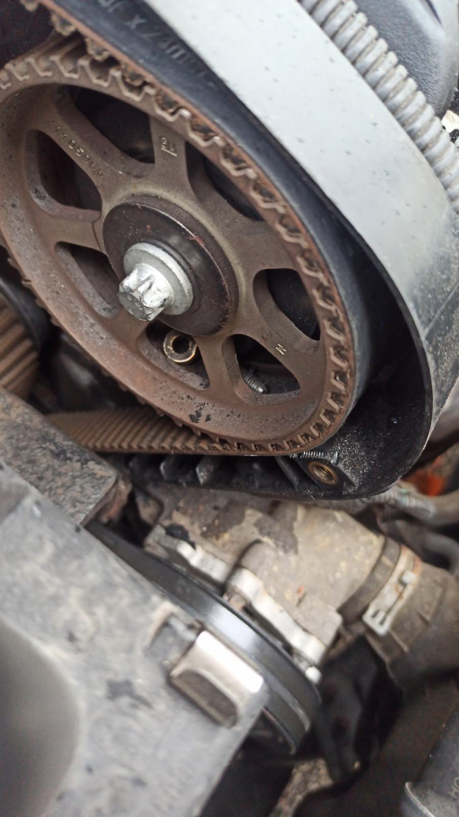 Riemenscheibe (?) Geräusch und Bewegung neben Motor