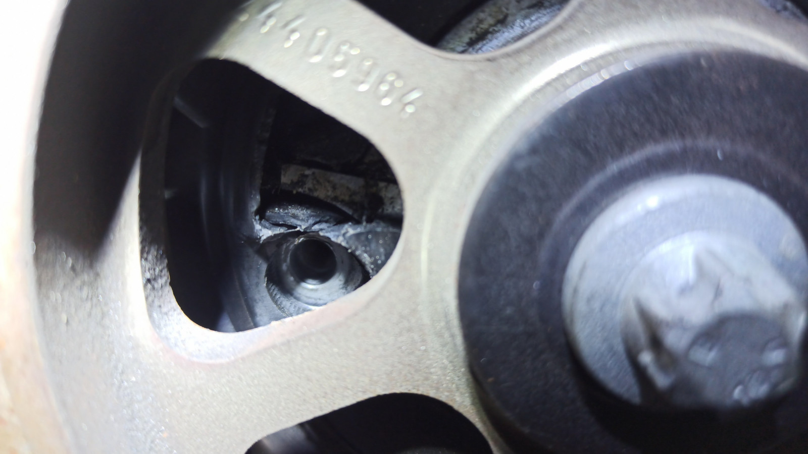 Riemenscheibe (?) Geräusch und Bewegung neben Motor