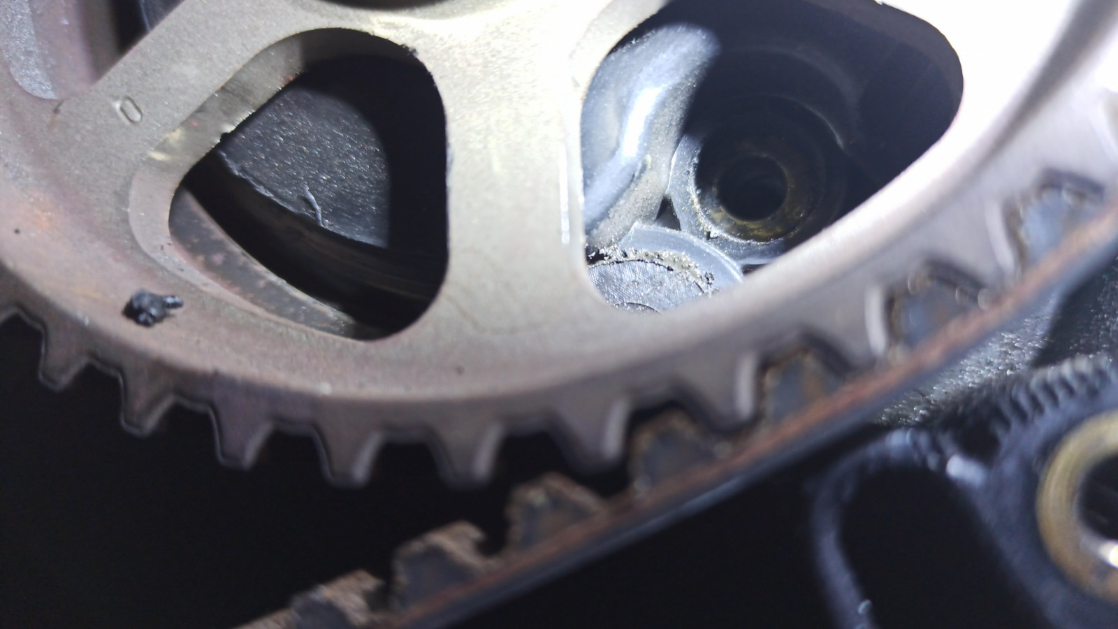 Riemenscheibe (?) Geräusch und Bewegung neben Motor