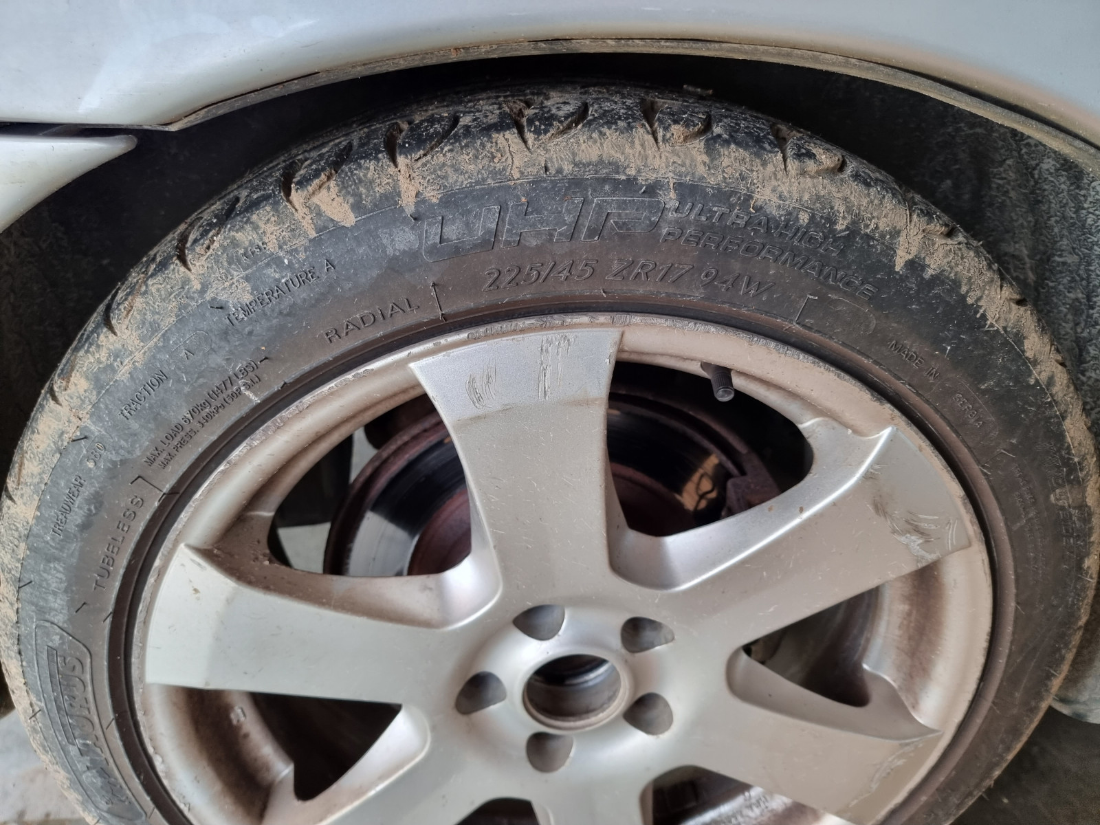 FelgenWissenschaftler gesucht: Suche gleiche Felge oder Winterreifen oder Ganzjahresreifen für V70