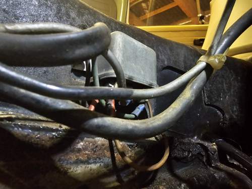 1200 Relais unter Rücksitzbank