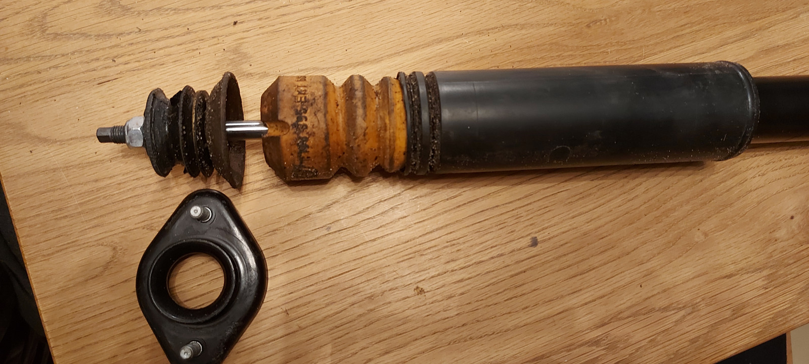 Stossdämpfer zieht Gummi aus dem Federbeinstützlager