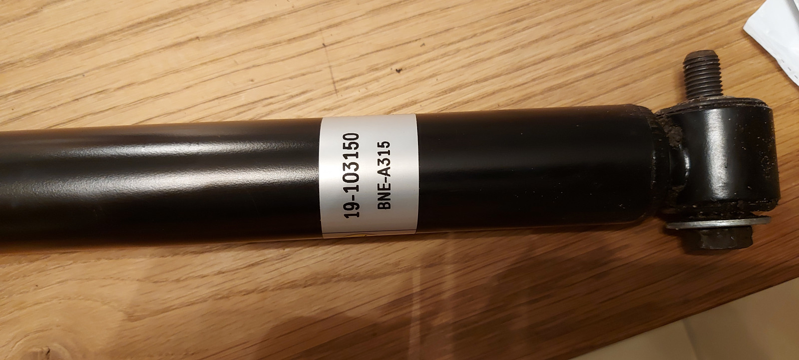 Stossdämpfer zieht Gummi aus dem Federbeinstützlager