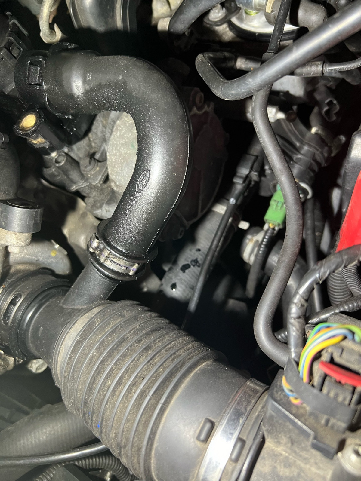 Öl tropft auf Wasserschlauch