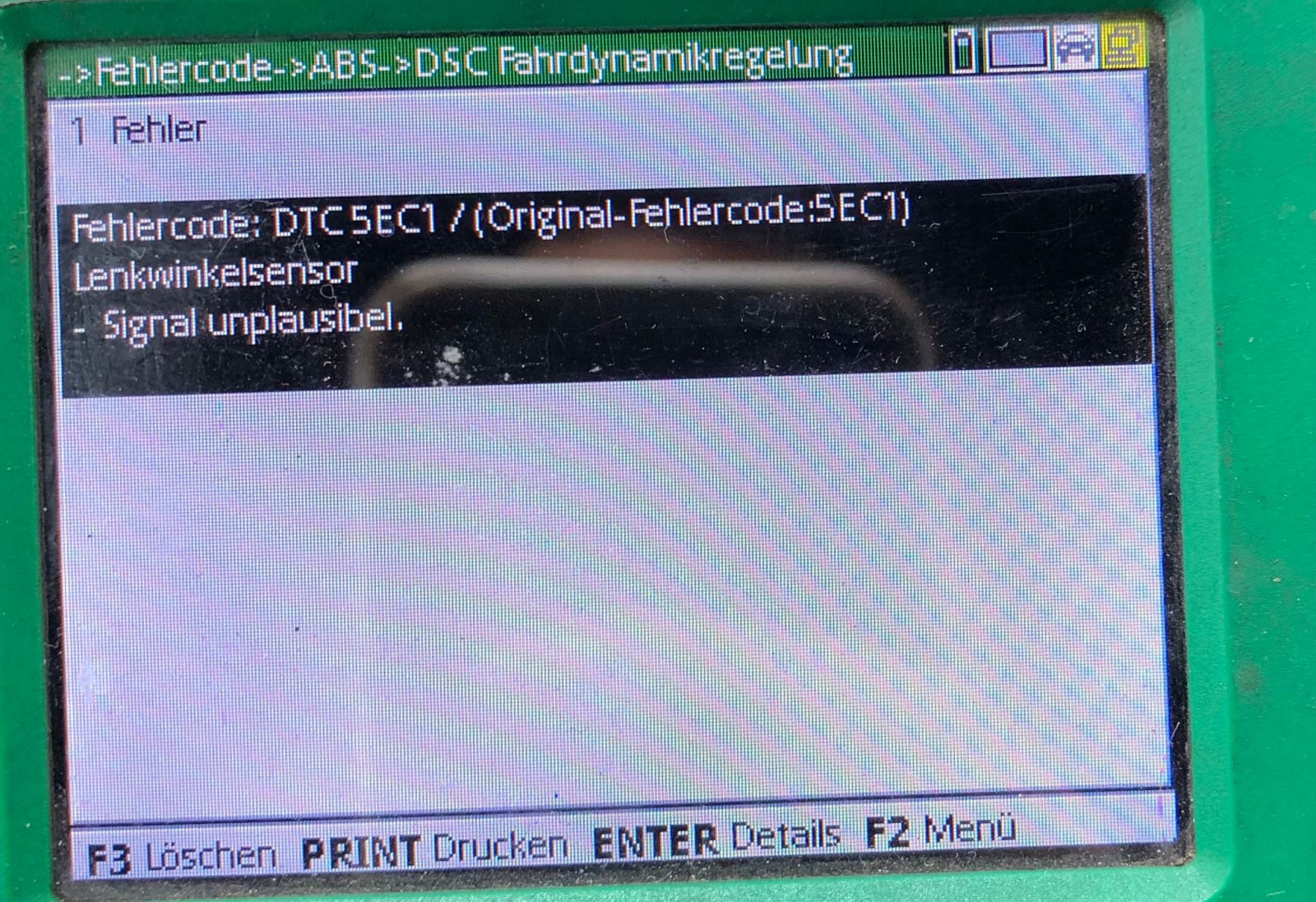 4x4 leuchtet auf / Lenkrad steht minimal schräg