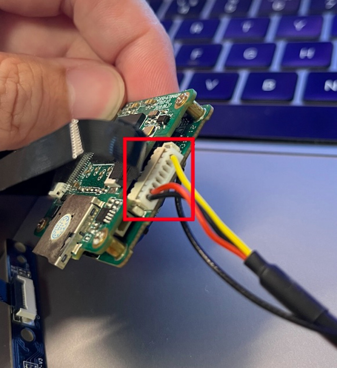 FitCamX Dashcam unter/hinter dem Innenspiegel :)