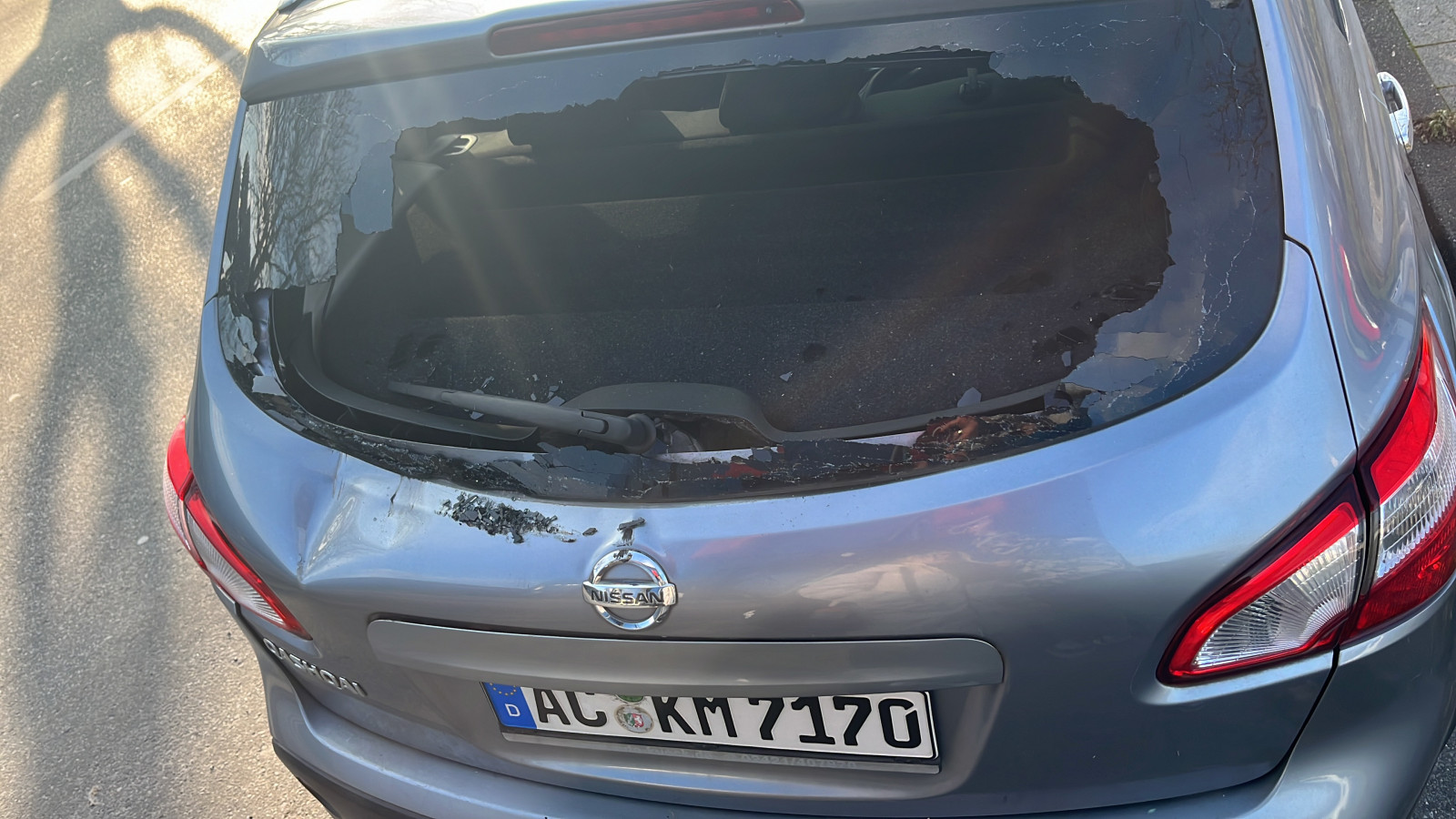 Nissan Qashqai J10 Heckscheibe kaputt samt Beule