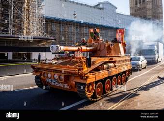 Ein-panzer-selbstfahrende-pistole-der-westminster-und-das-parlament-umherfahrt-um-gegen-die-schliessung-von-fitnessstudios-wahrend-der-covid-19-sperre-zu-protestieren-rauchabgase-2d9cc9p