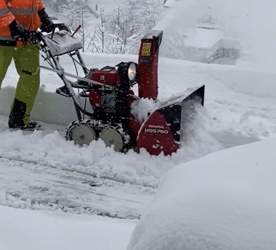 Etwas Schnee auf dem Parkplatz. Geht zwar problemlos zum fahren, ist dann aber lästig, weil es Monate dauert bis alles weggetaut ist.