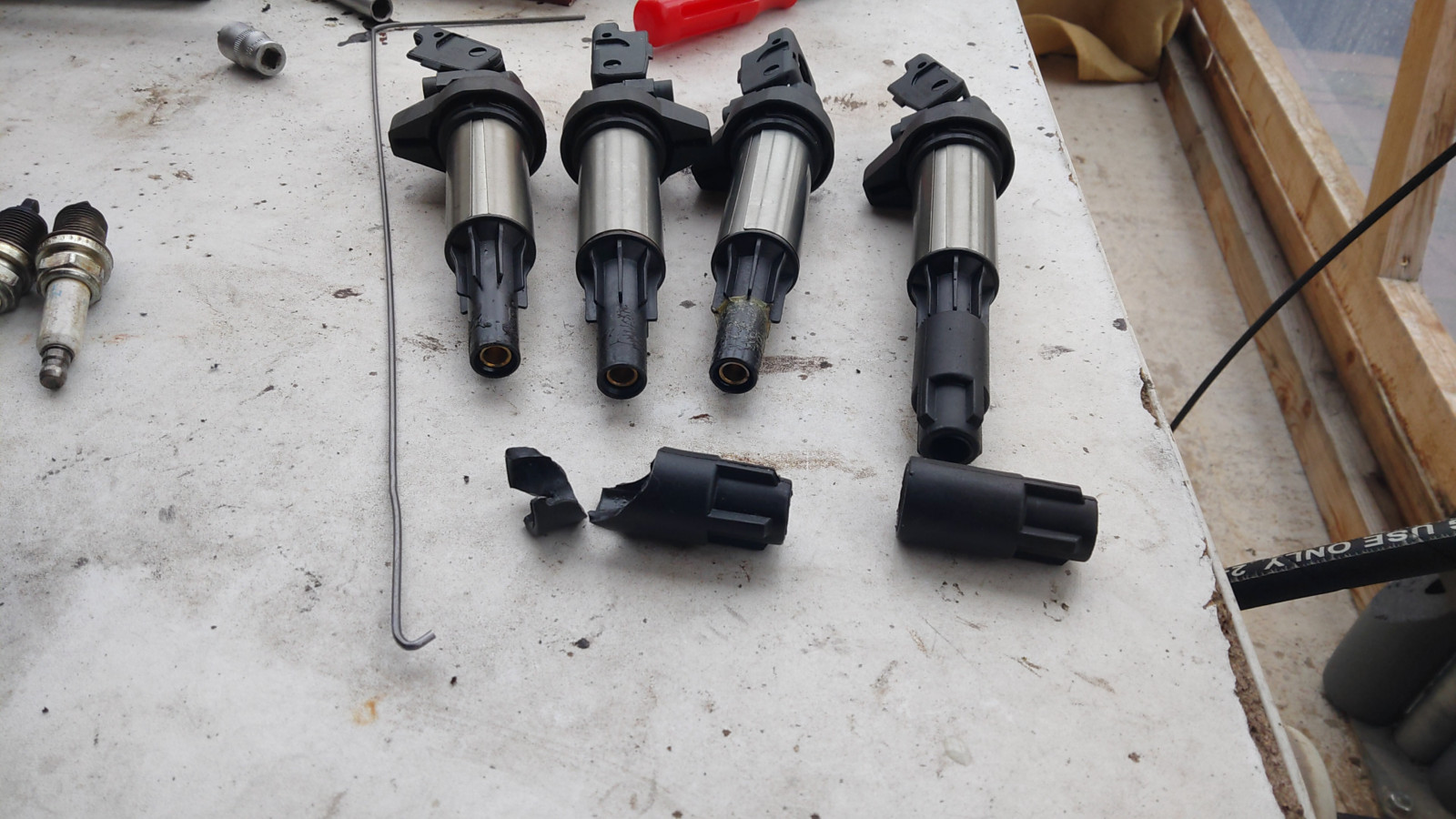 Zündspule geht nicht komplett runter! Gummi bleibt drin.