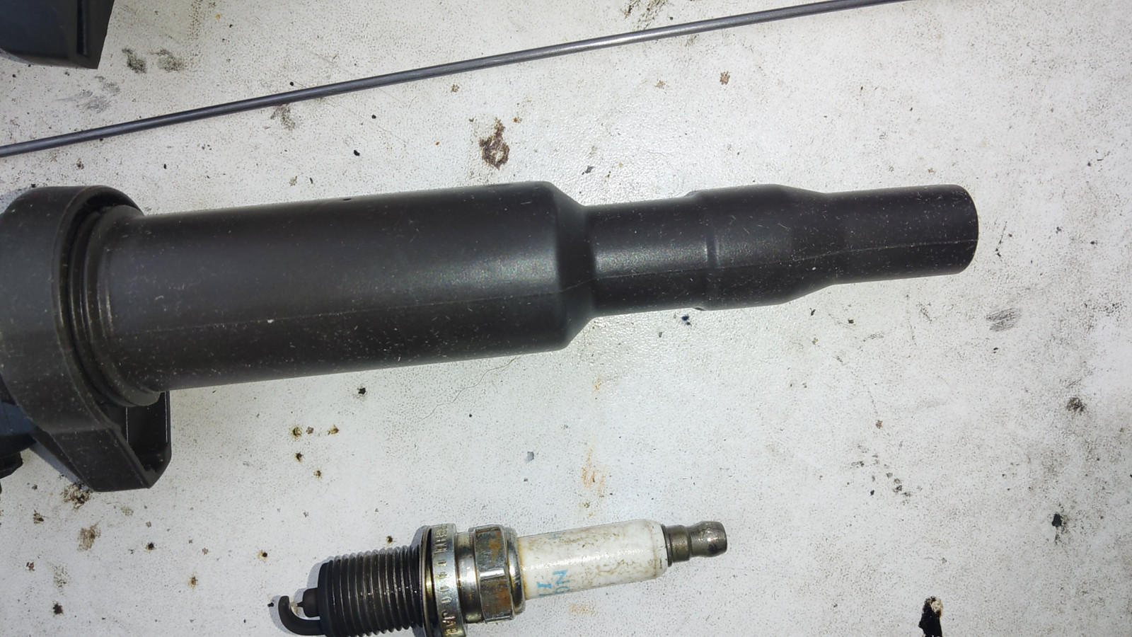 Zündspule geht nicht komplett runter! Gummi bleibt drin.