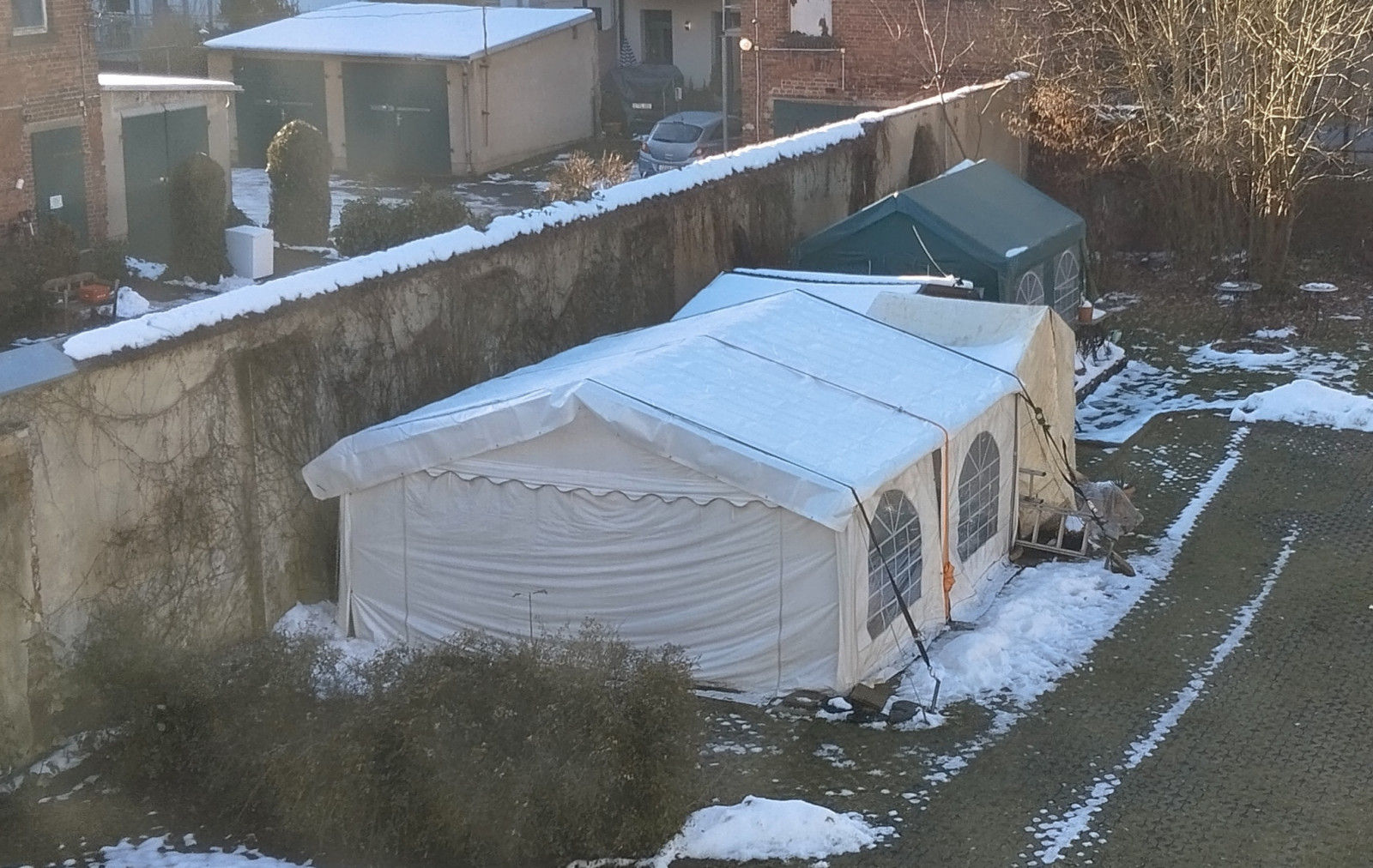 Der Schrottplatz - Spiegelsymmetrisch des Showrooms