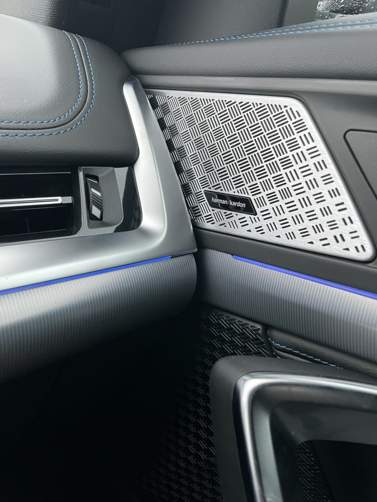 Interieurleiste Aluminium Mesheffect oder Hexacube hell