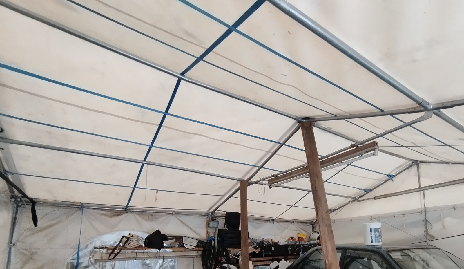 Der Schrottplatz - Spiegelsymmetrisch des Showrooms