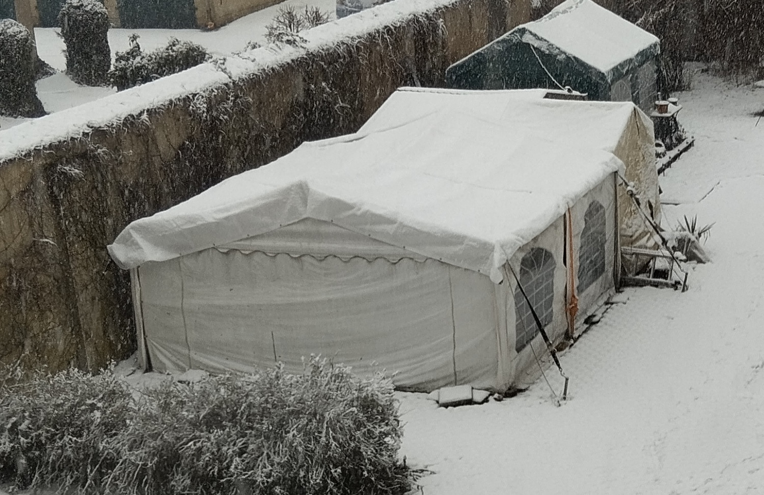 Der Schrottplatz - Spiegelsymmetrisch des Showrooms