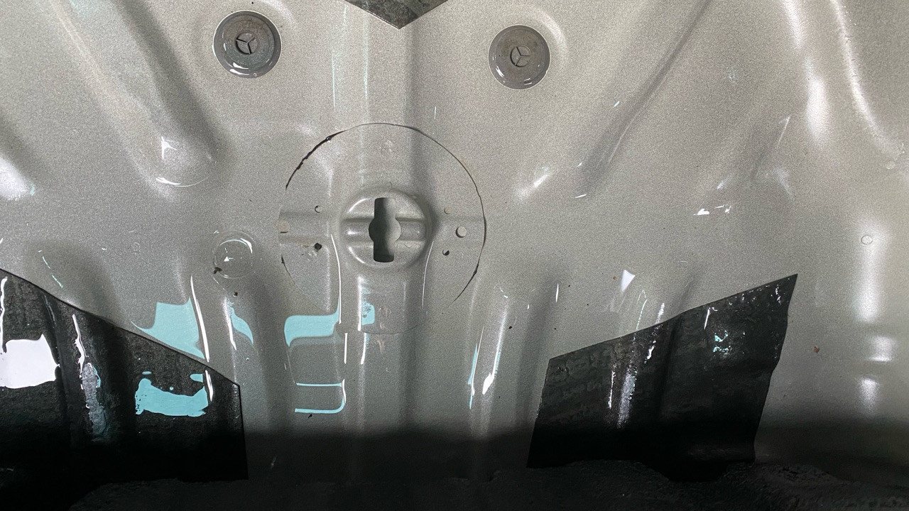 Wasser in der Reserveradmulde