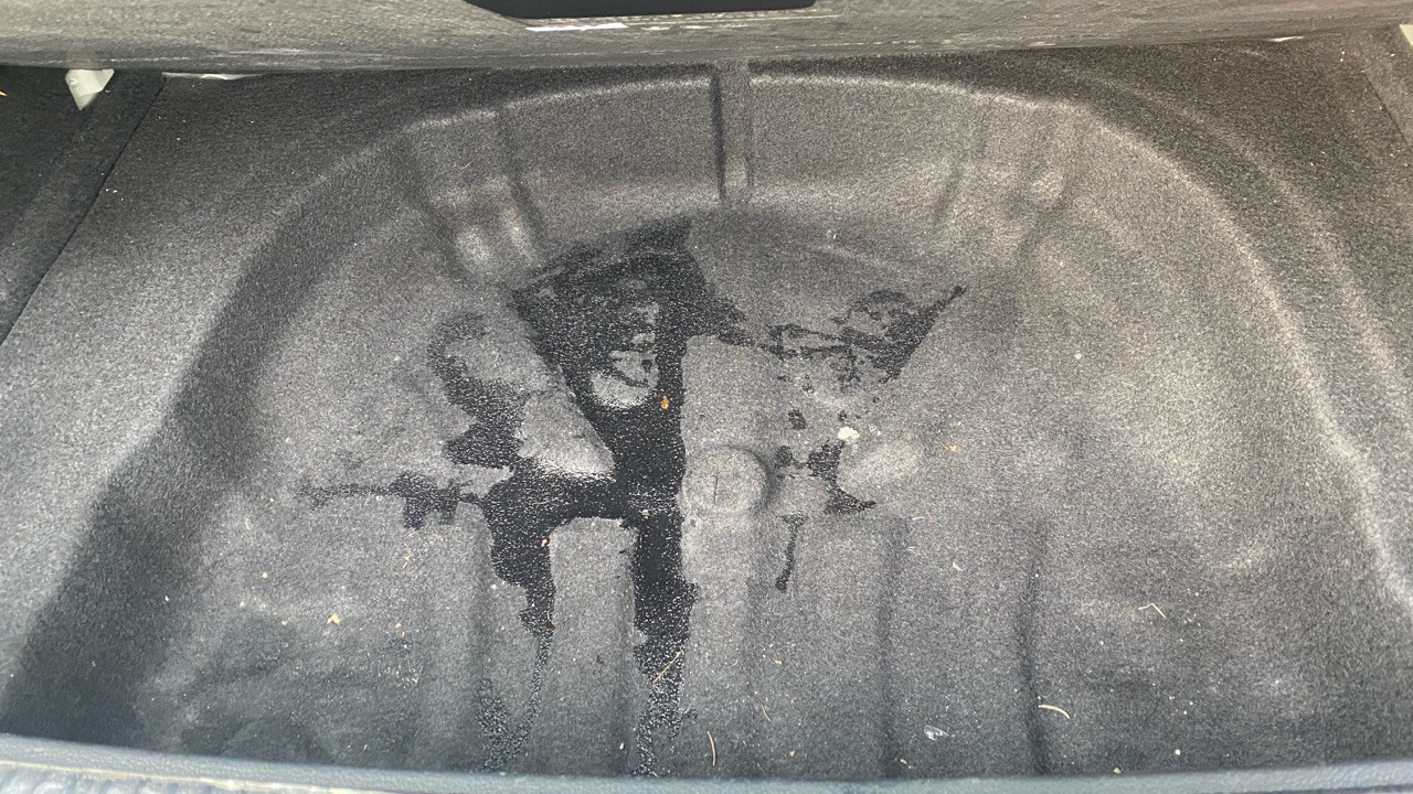 Wasser in der Reserveradmulde