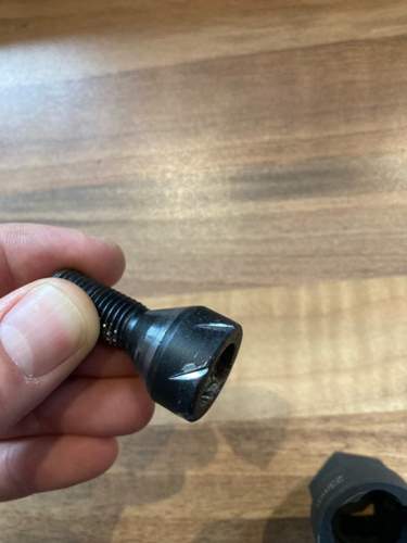 Geöffnete Schraube mit Kerben