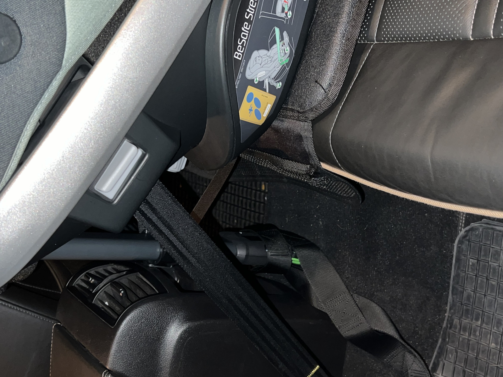 Gegurtete Reboarder auf dem mittleren Sitz mit Stützfuss erlaubt?