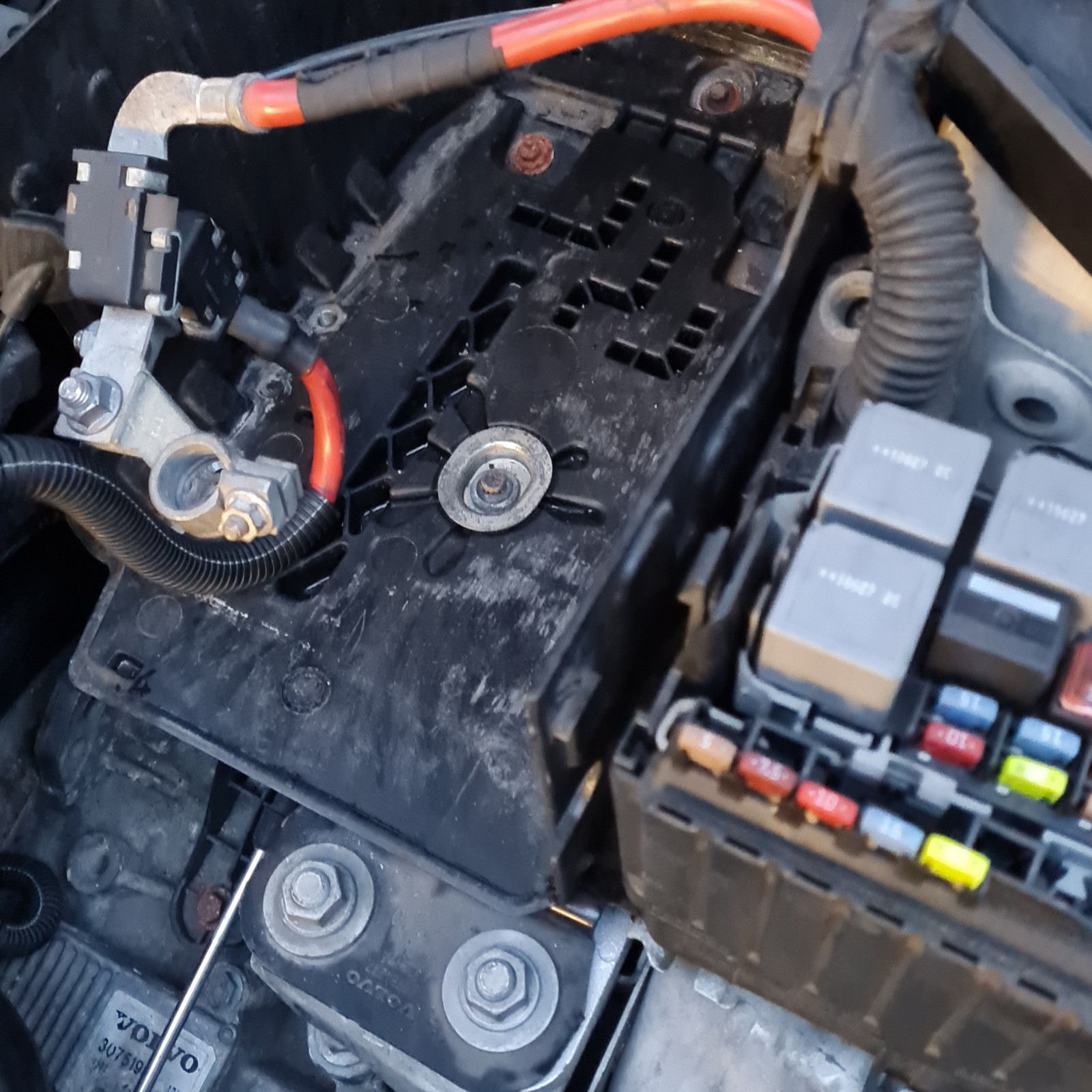 Batteriewanne wieder rein