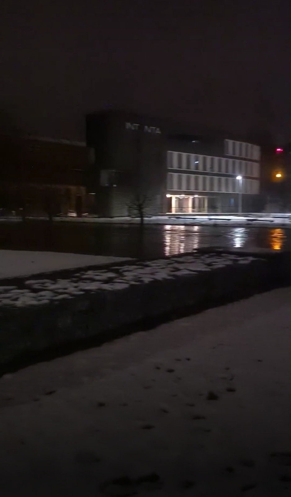 Der Schrottplatz - Spiegelsymmetrisch des Showrooms