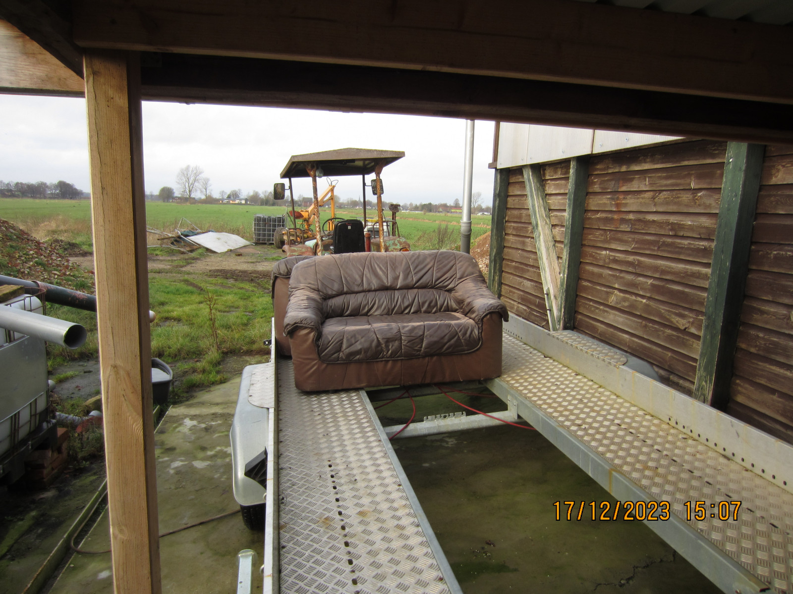 Der Schrottplatz - Spiegelsymmetrisch des Showrooms