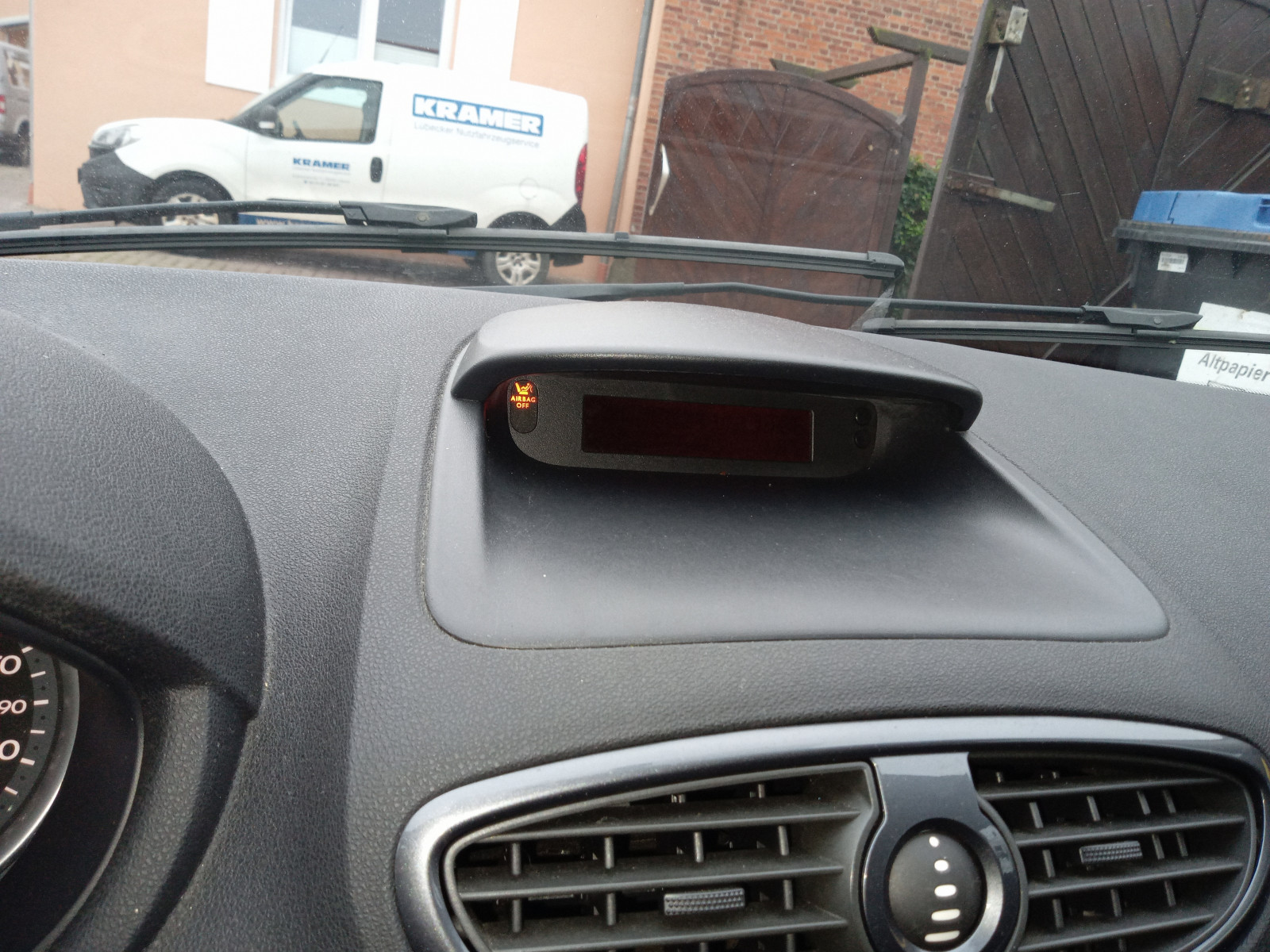 Clio III, Motor geht nicht aus. Diverse Kontrolllampen an. Auto startet nicht mehr.