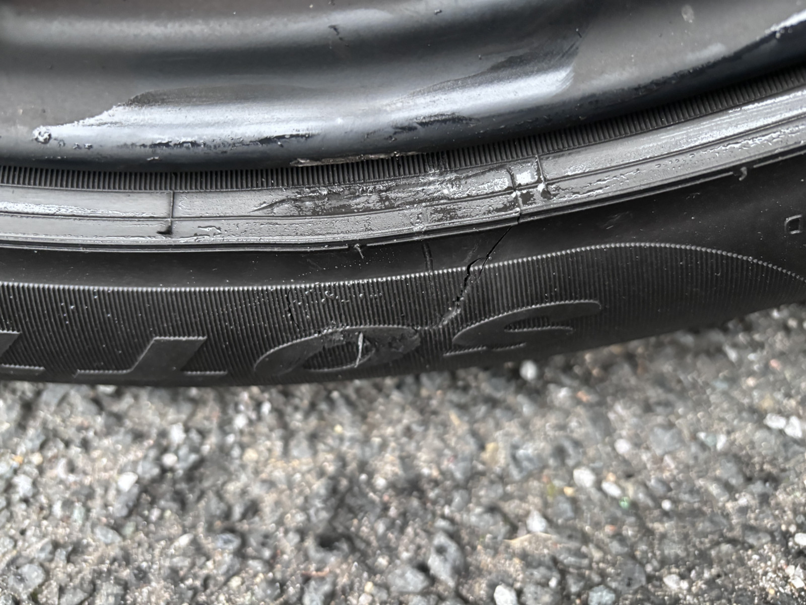 Reifen gegen Bordstein