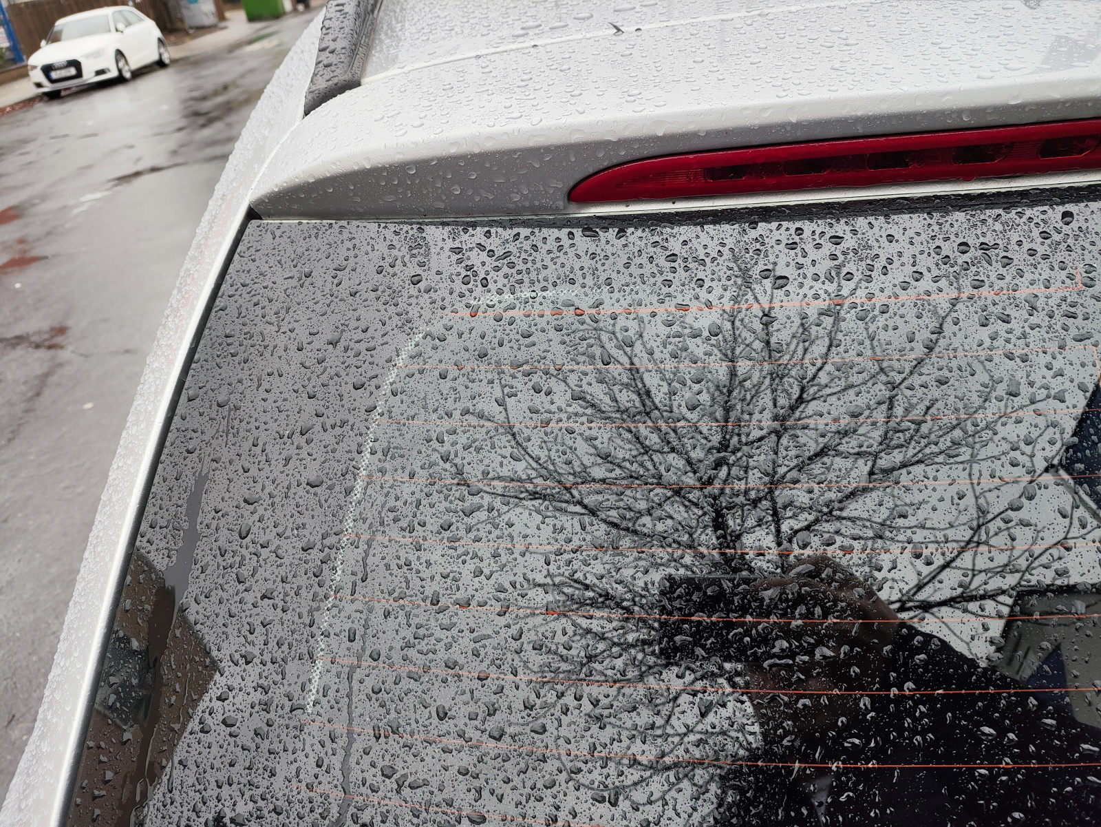 Scheiben getönt, danach weißer Rand