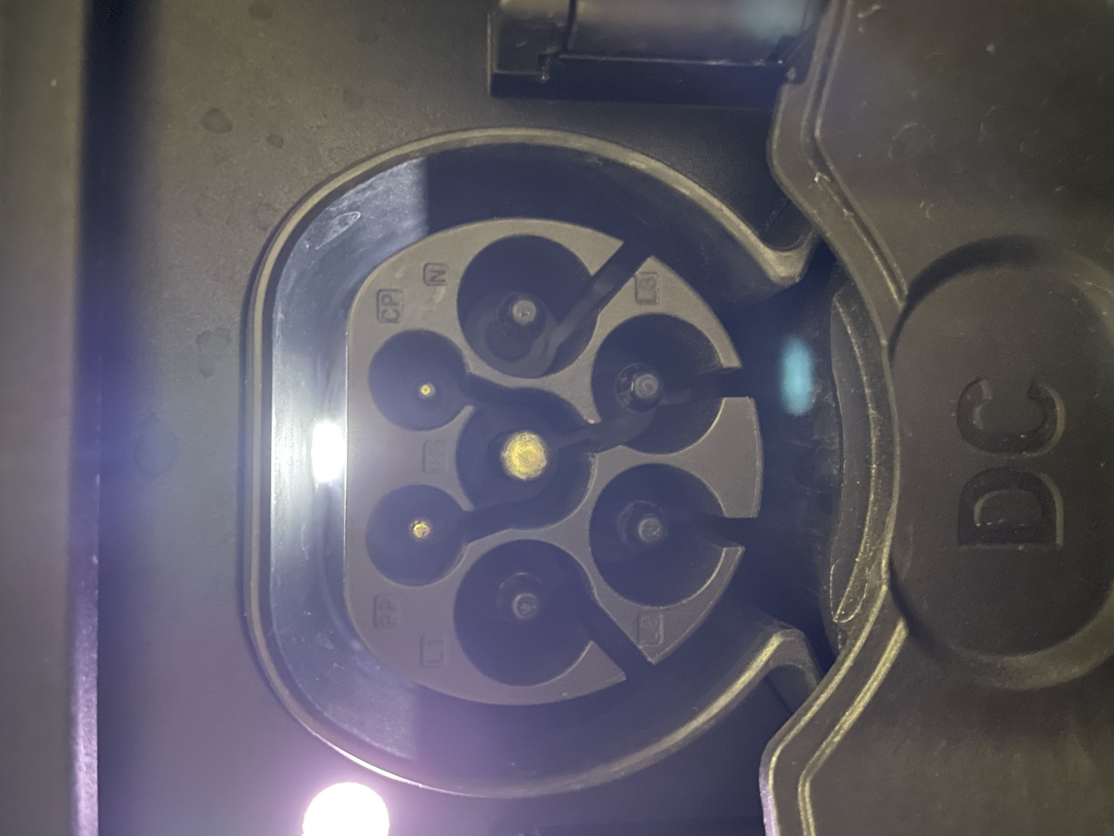 Kontakte am Ladeanschluss reinigen