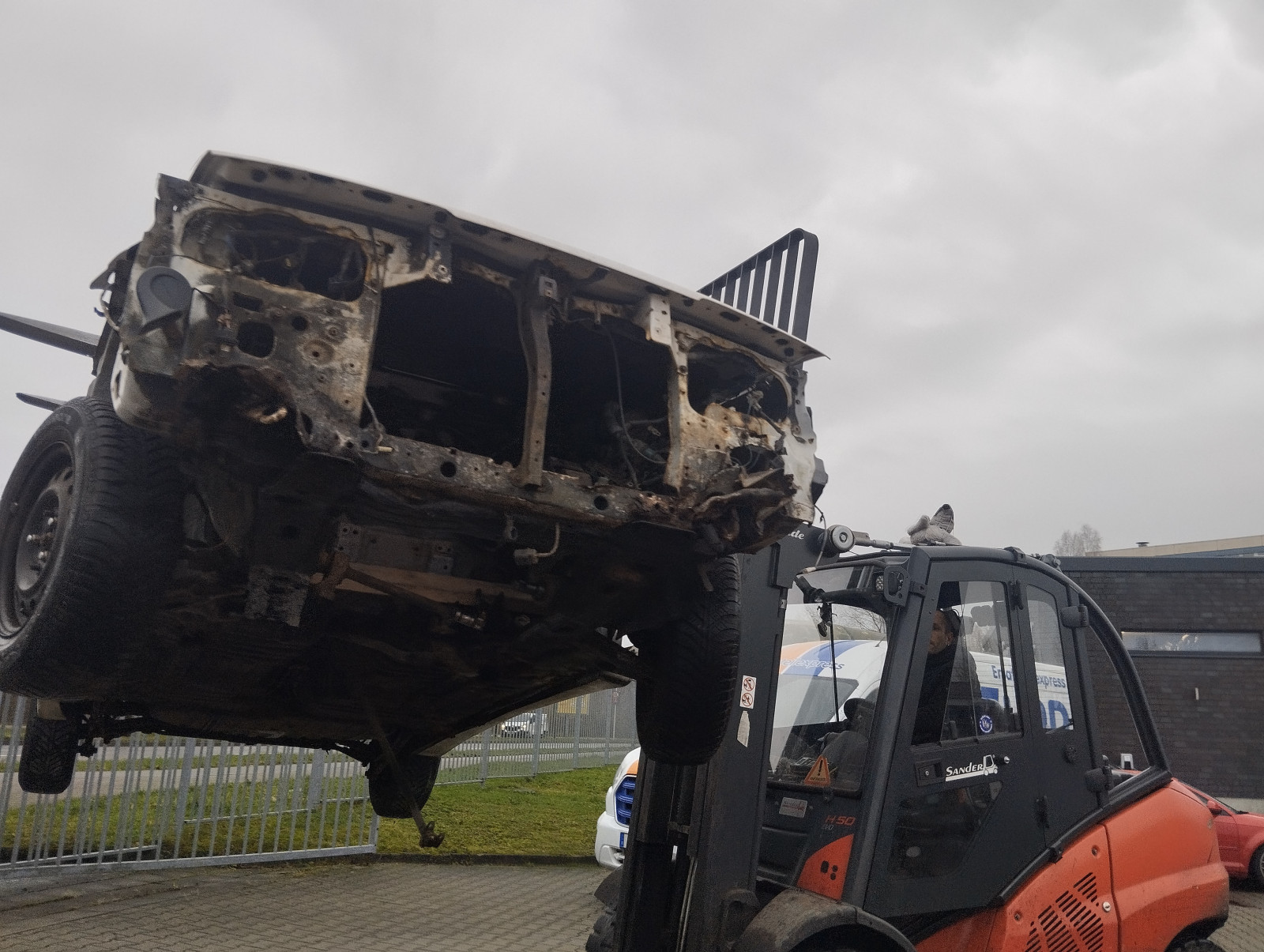 Der Schrottplatz - Spiegelsymmetrisch des Showrooms