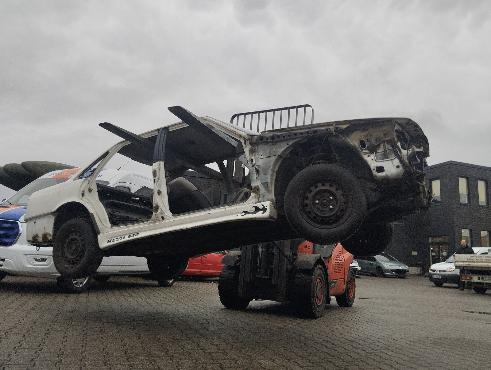 Der Schrottplatz - Spiegelsymmetrisch des Showrooms