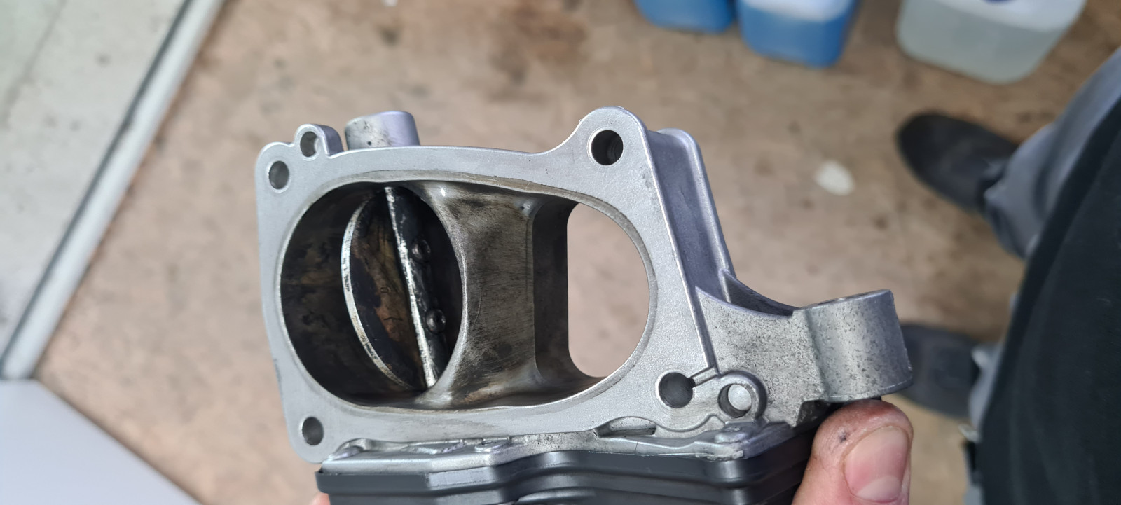 Durch AGR verkokte Drallklappe und Ansaugbrücke