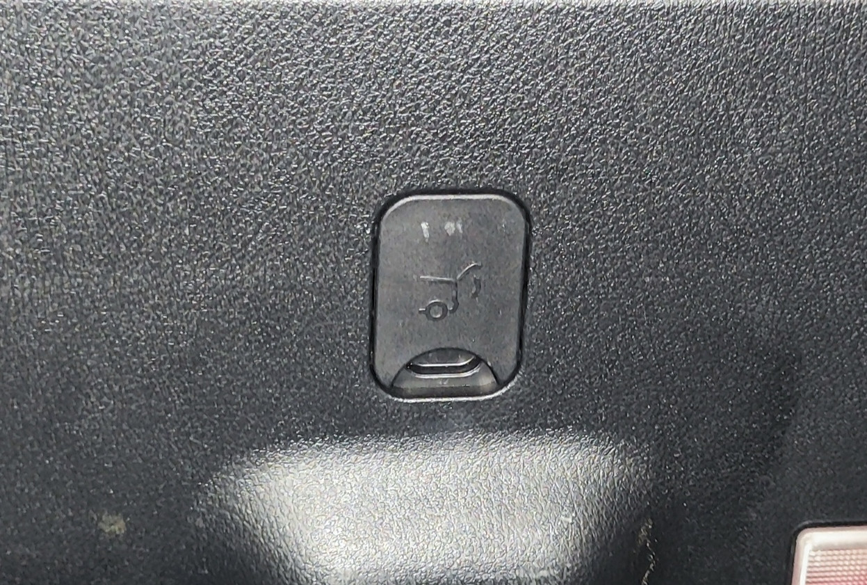 Was ist das? Halterung im Kofferraum