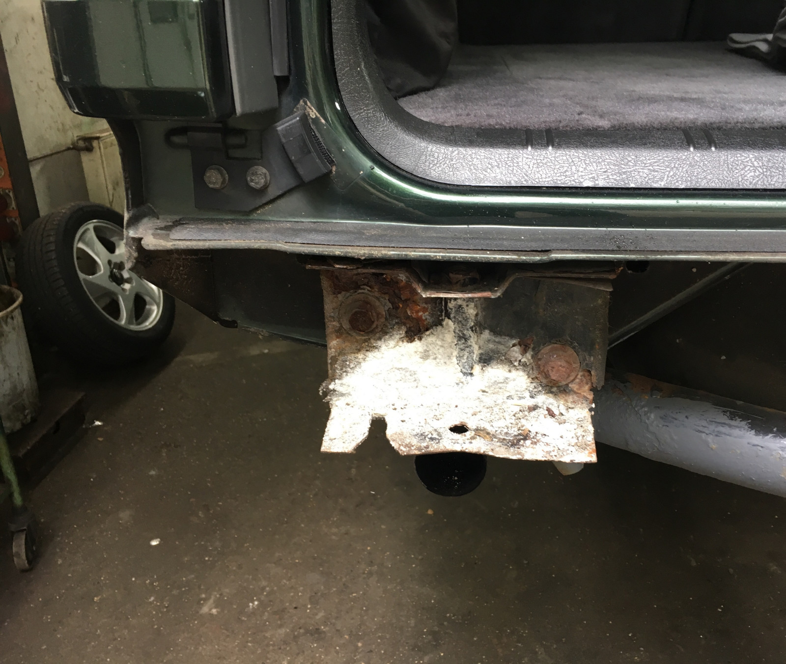 Abbau der hinteren Stoßstange beim V 70 I Kombi