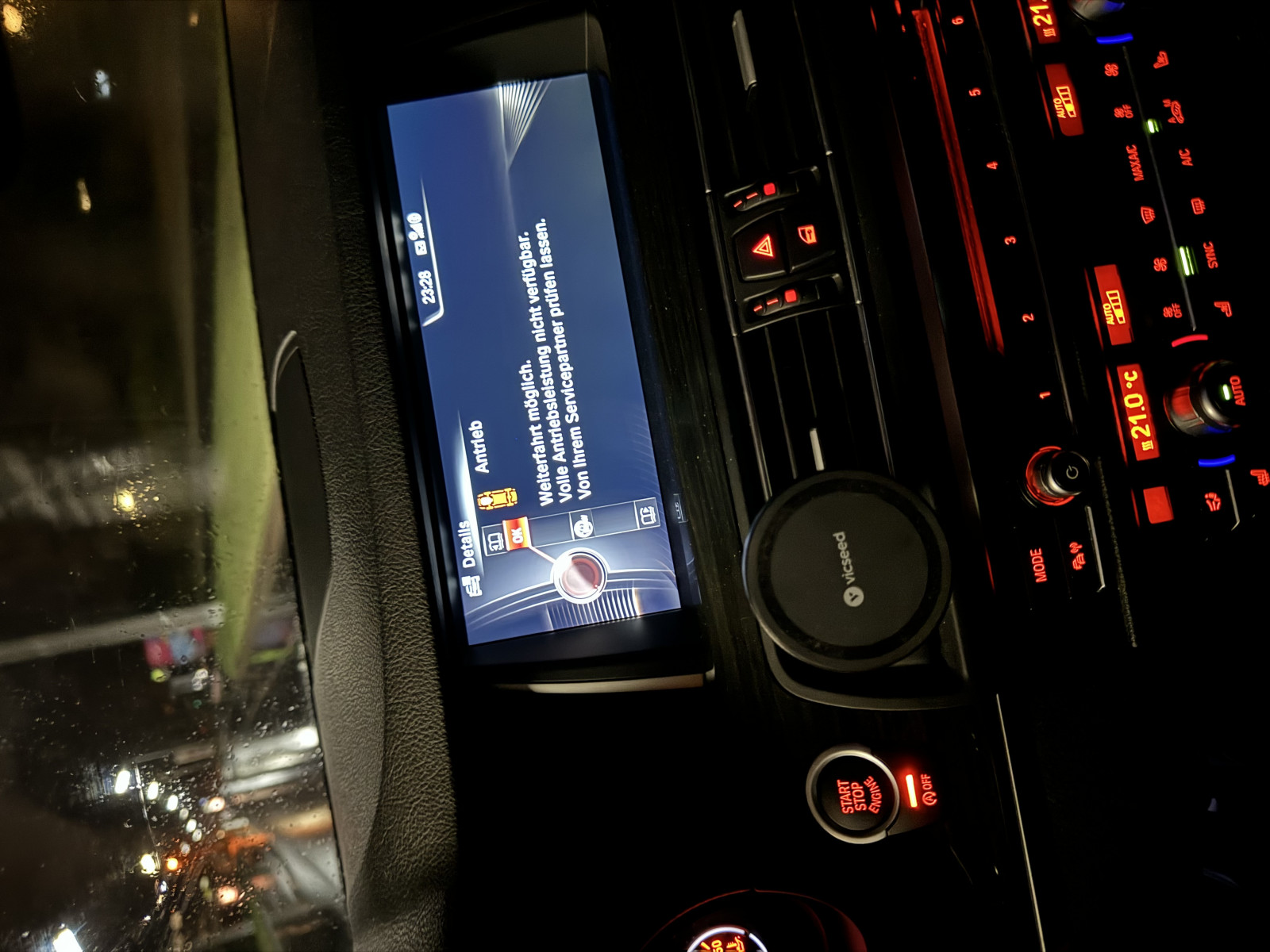 Fehlermeldung, die nach paar Sekunden verschwindet: „Antrieb. Weiterfahrt möglich. Volle Antriebsl…“