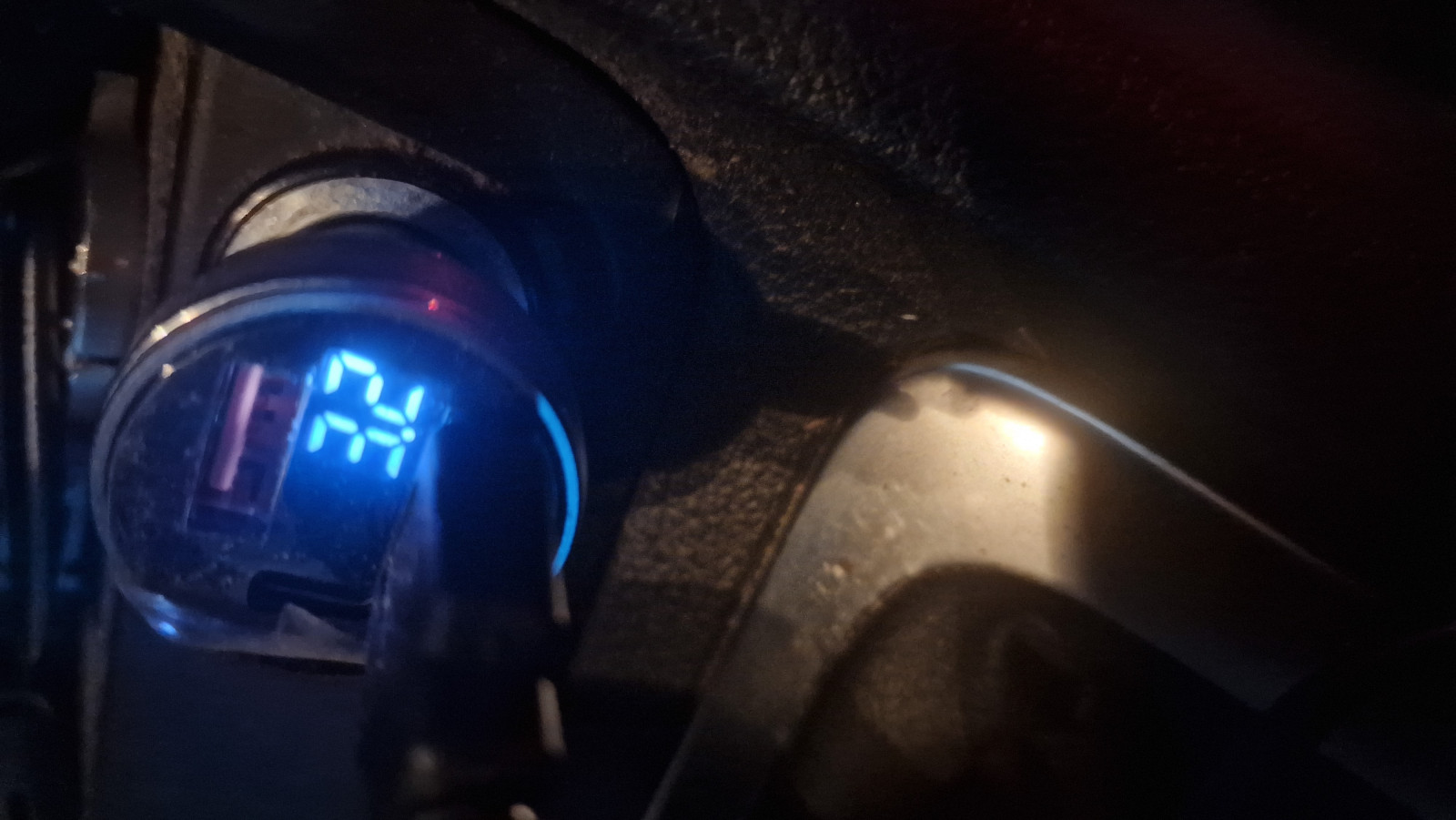 Ruhestrom beim 7N - Spannung an den Zigaretten-Anzündern