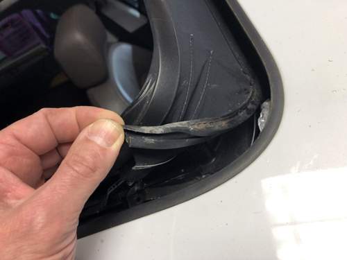 Gelöster Gummi vom Windabweiser