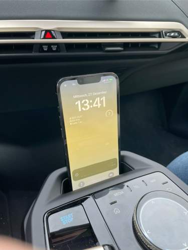 IPhone im Ladeadapter