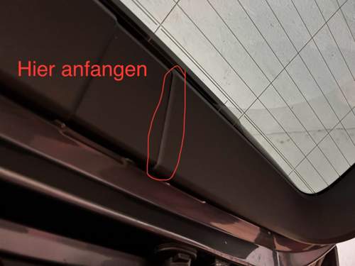 Von unten mit einem Schraubendreher oder aehnlichem aushebeln..jpg