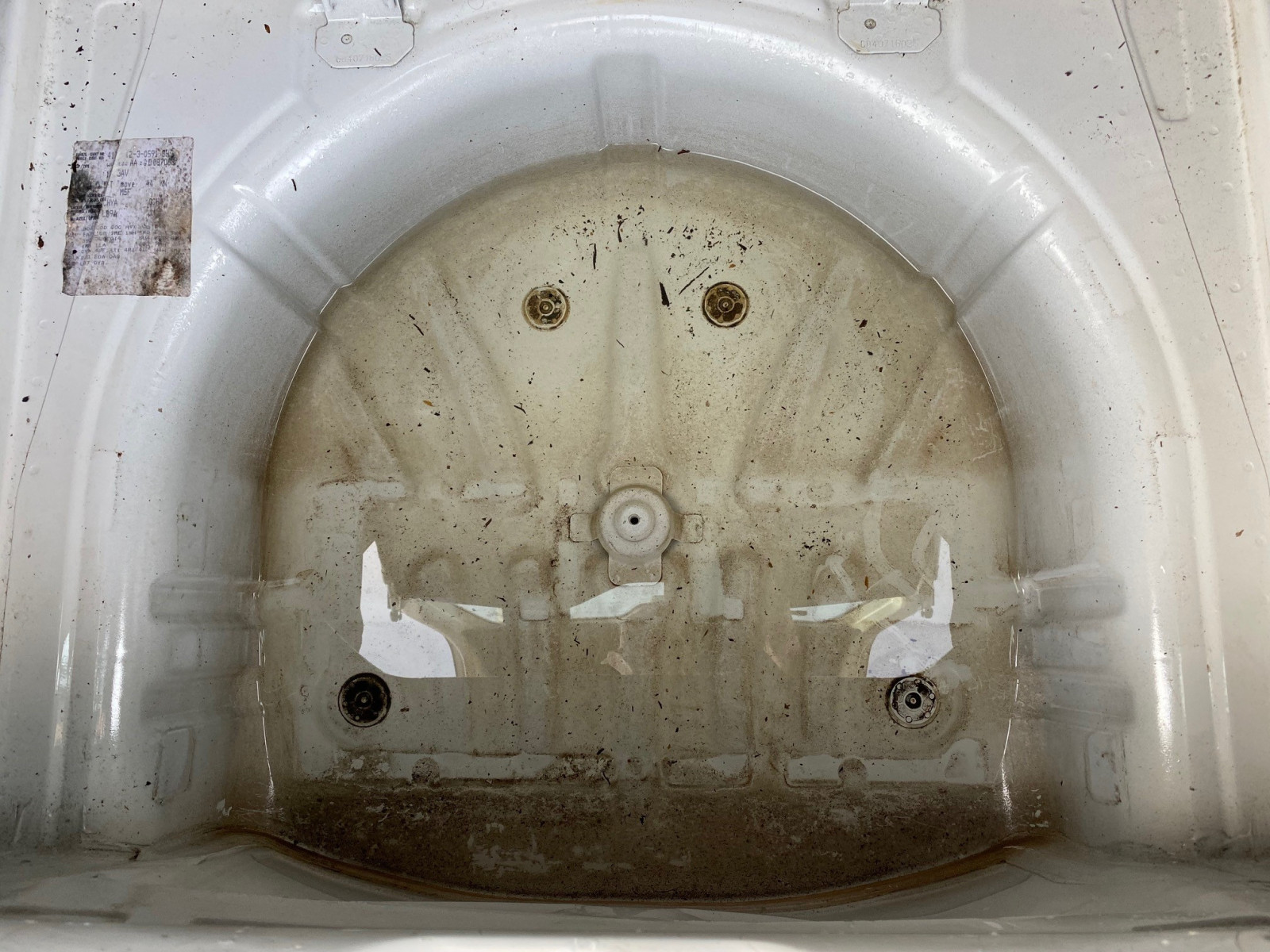 Wasser in Reserveradmulde