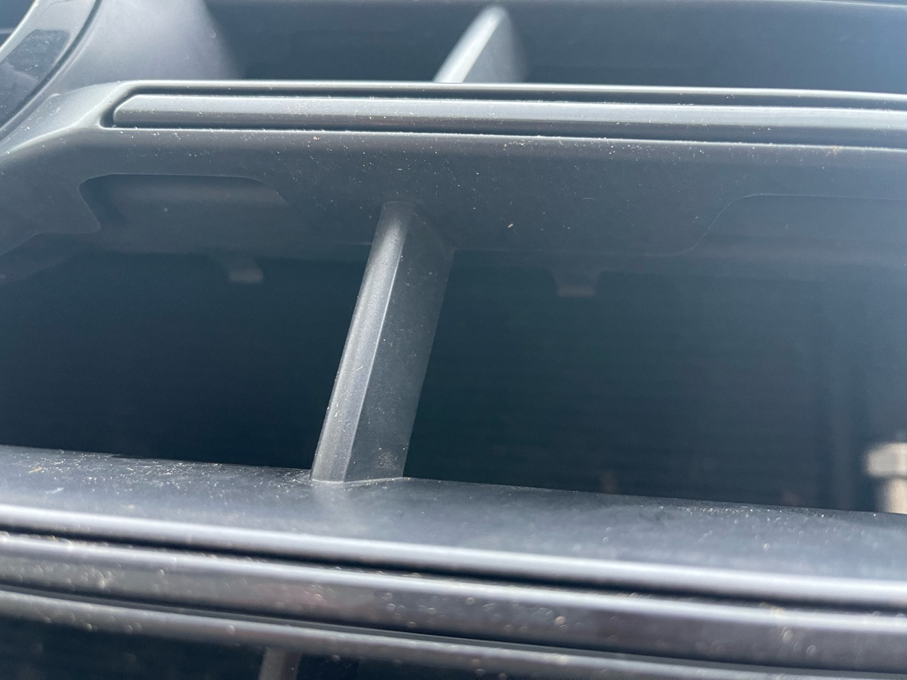 Befestigungsnasen hinterm Kühlergrill