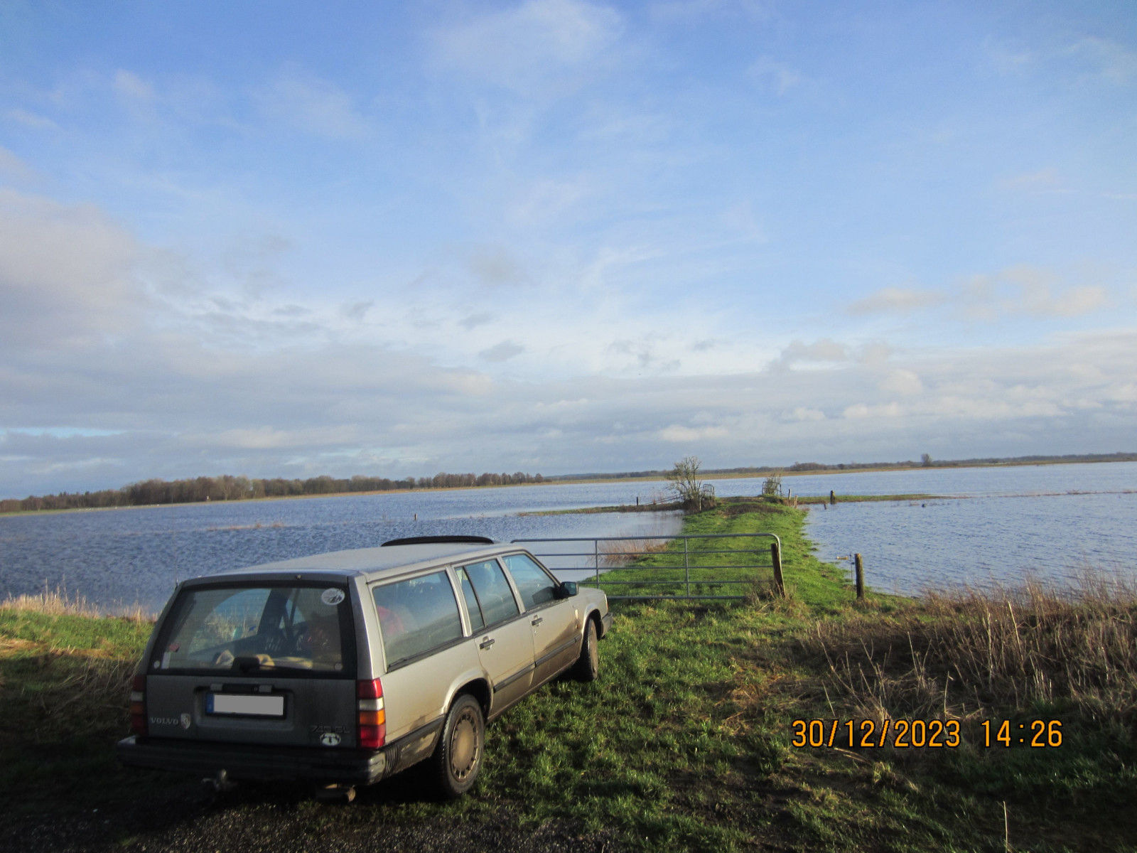 Der Schrottplatz - Spiegelsymmetrisch des Showrooms