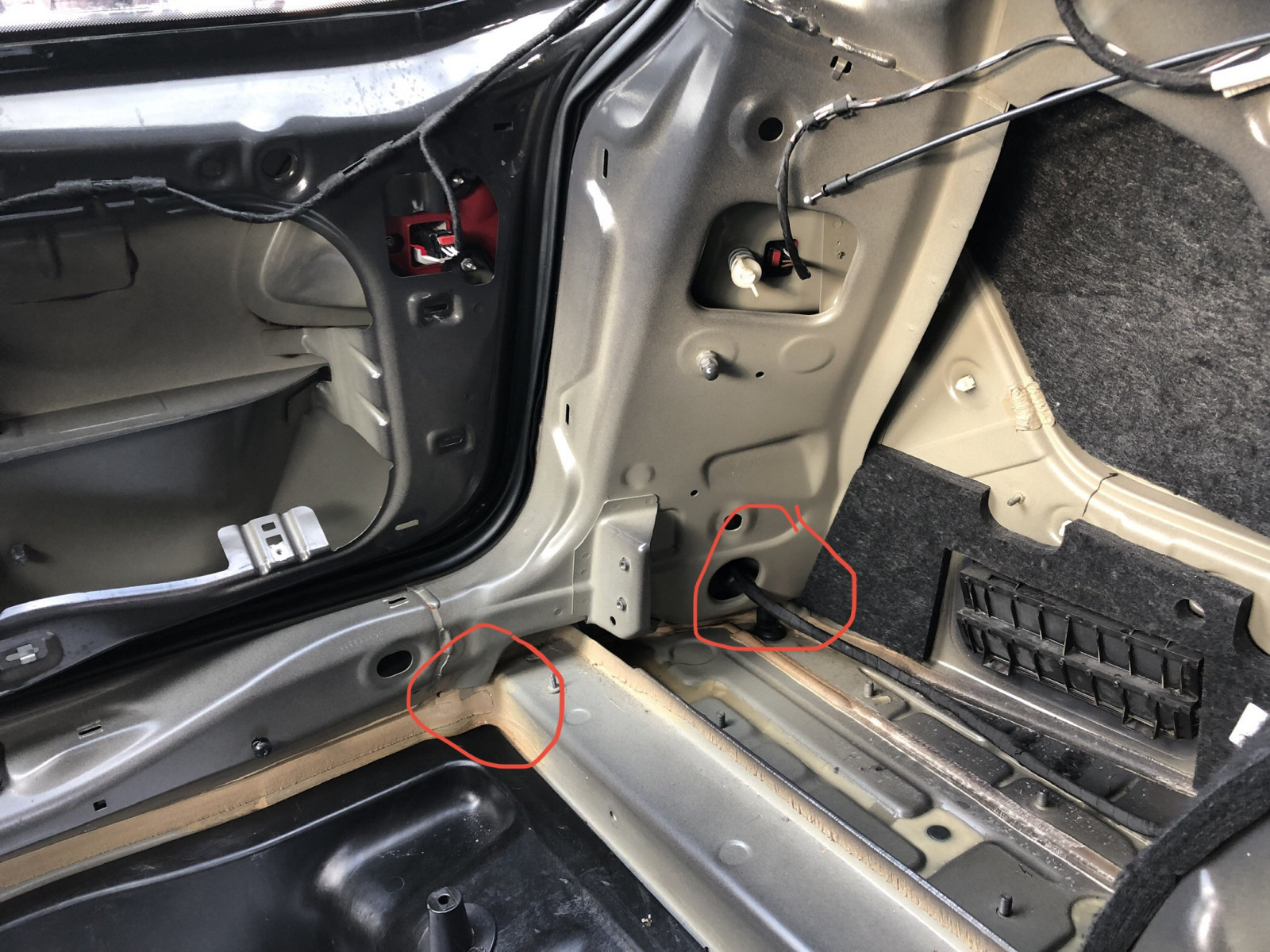 Hinteres Fach Kofferraum Fahrerseite nass