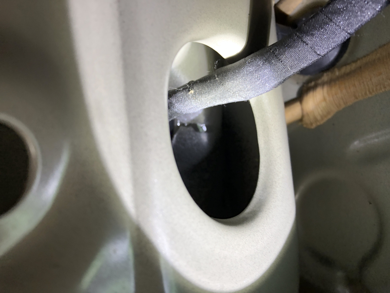 Hinteres Fach Kofferraum Fahrerseite nass