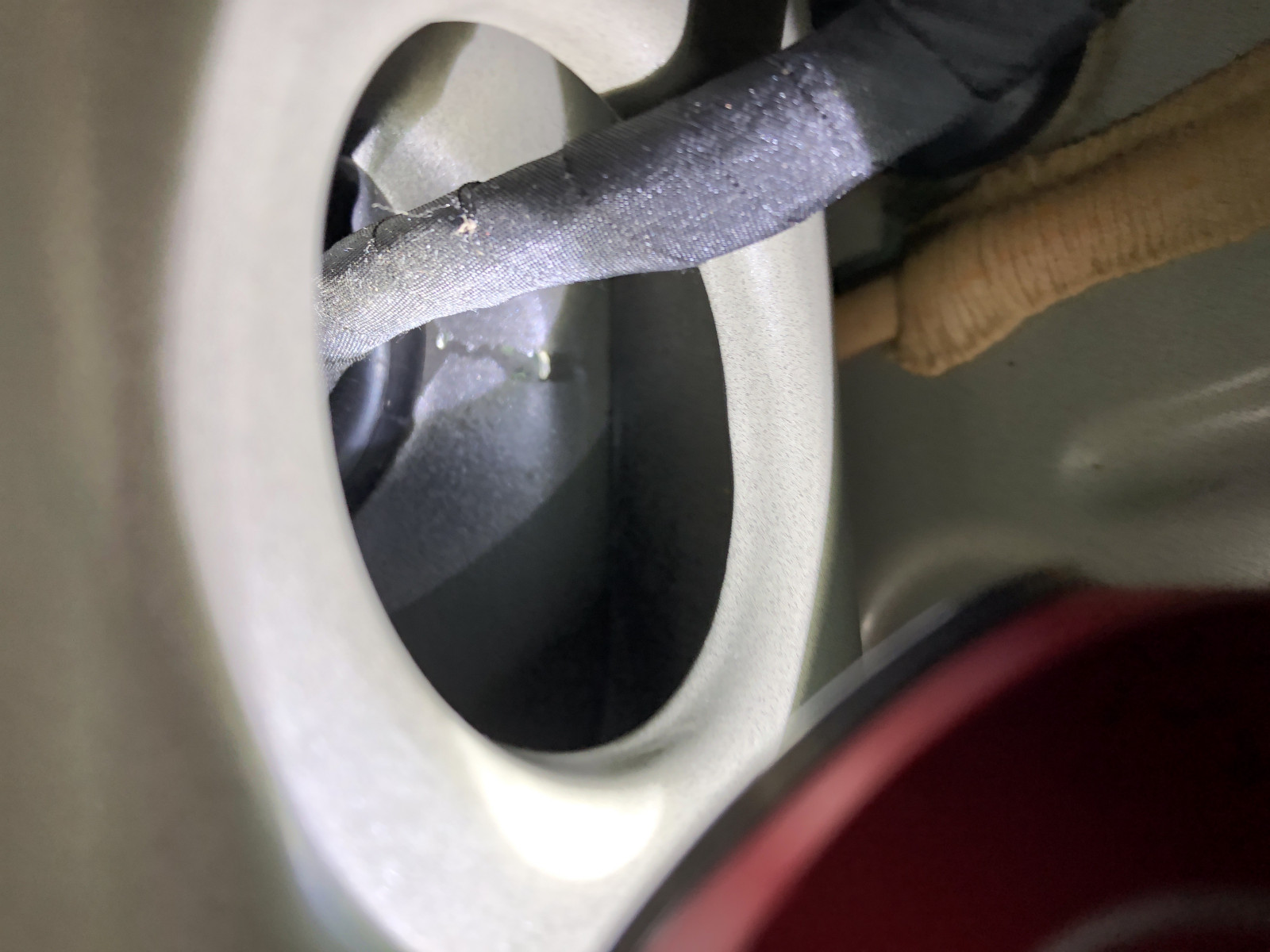 Hinteres Fach Kofferraum Fahrerseite nass