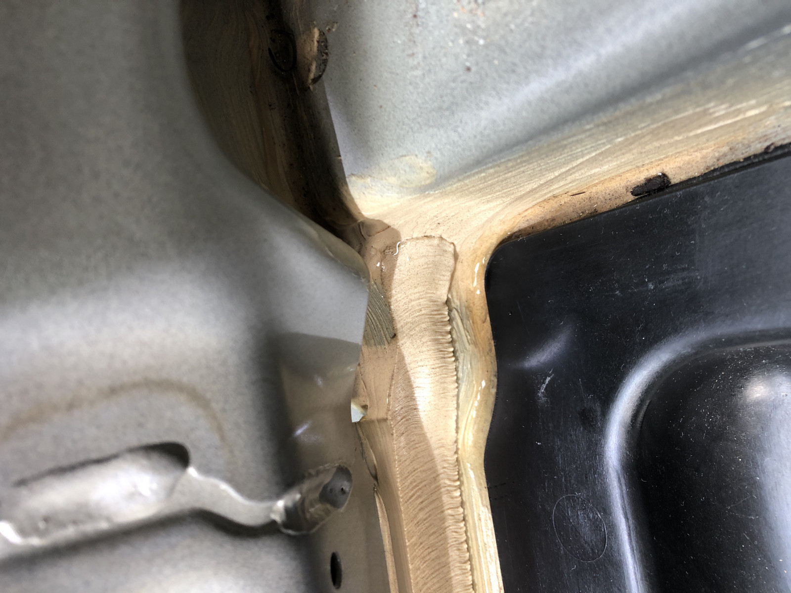 Hinteres Fach Kofferraum Fahrerseite nass