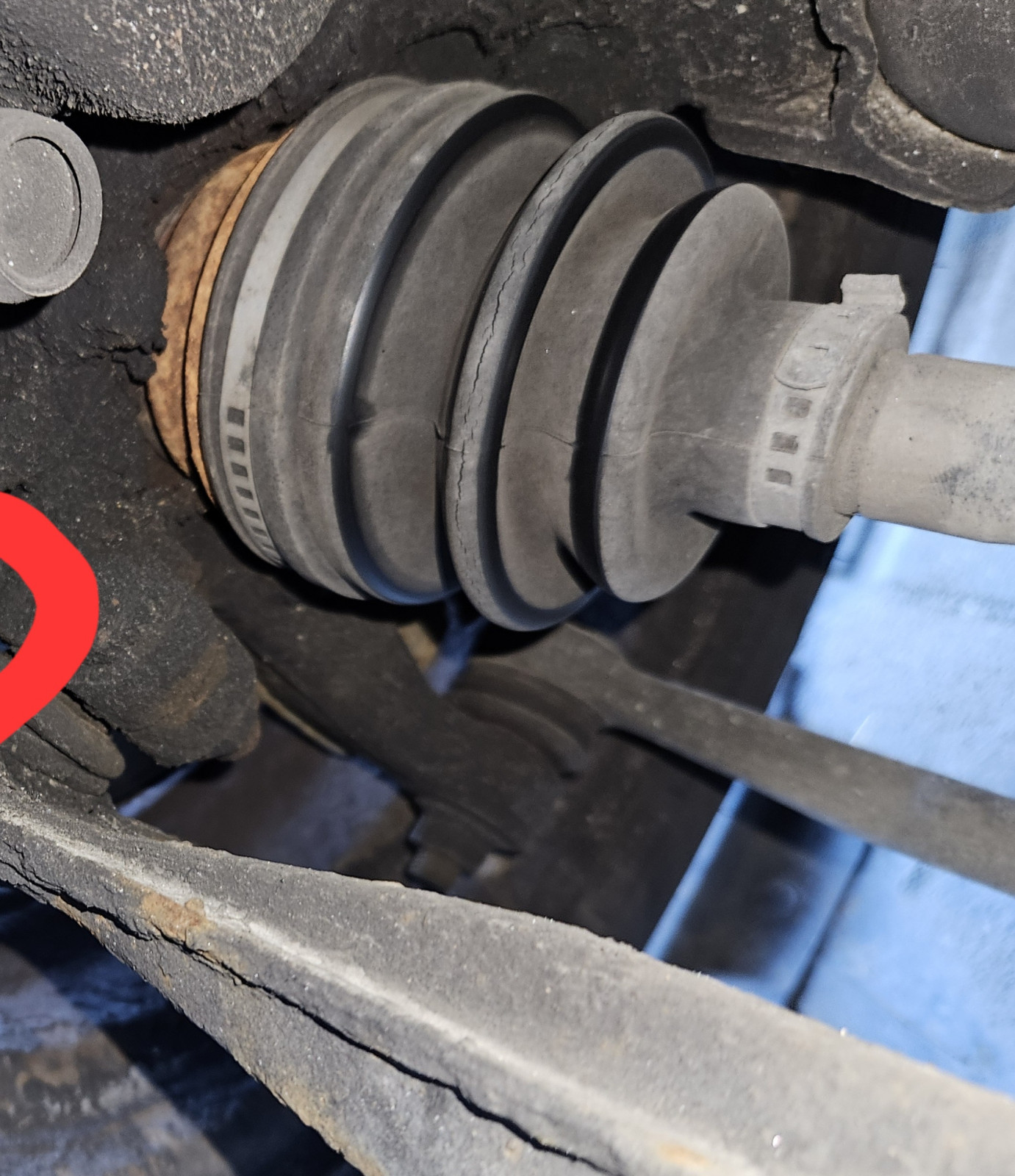 Achsmanschette nach einem jahr rissig?