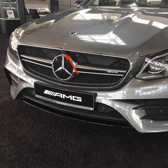 Wie kann man die Halterung der Frontkamera ausbauen?