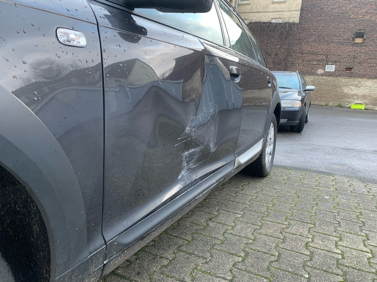 Wildunfall Audi A6 Avant 2.0 Stoßstange vorne links